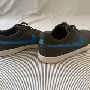 Nike SB Men’s Skate Shoes Dark Gray Blue Swoosh Low Top Sneakers Size 9